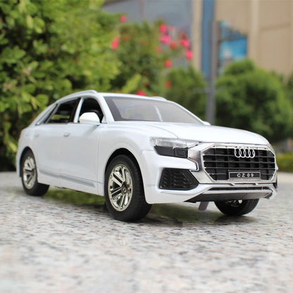 1:24 High Simulation Audi Q8 SUV Sound And Light Pull Back