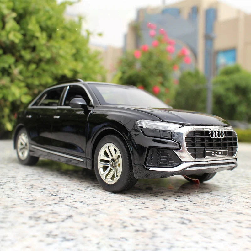 1:24 High Simulation Audi Q8 SUV Sound And Light Pull Back