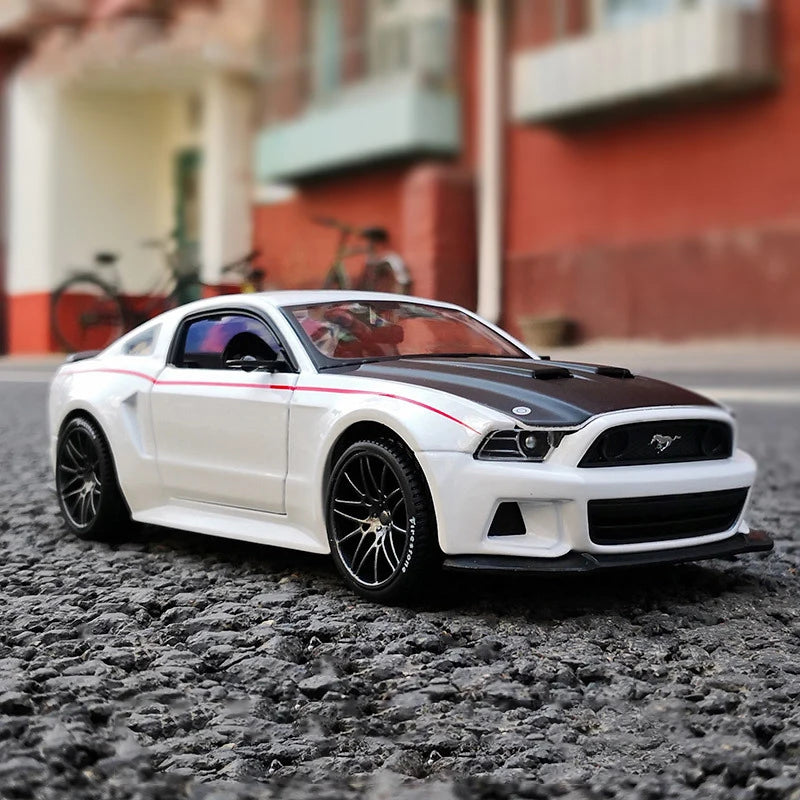 Maisto 1:24 Ford Mustang GT Street Racer 2014 Muscle Car